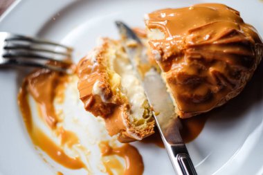 Kremalı, lezzetli çikolatalı pasta. Geleneksel Fransız tatlısı. Lezzetli tatlı. Ev yapımı kek ekler. Kremayla doldurulmuş tatlı pasta. Çikolata kreması..