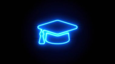 Kare akademik kapak işareti yanıp sönüyor ve bir süre sonra ortada belirip kayboluyor. Siyah arkaplanda canlandırılmış neon sembolü