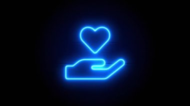 El ele tutuşan kalp neon işareti bir süre sonra ortada belirir ve kaybolur. Siyah arkaplanda mavi neon bir sembol. Döngülü canlandırma.