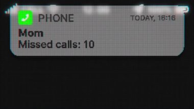 Annemin cevapsız aramaları eski ekranda görünüyor. Telefon hud ile piksellenmiş metin canlandırması