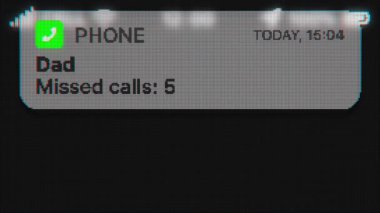Babamın cevapsız aramaları eski ekranda görünüyor. Telefon hud ile piksellenmiş metin canlandırması
