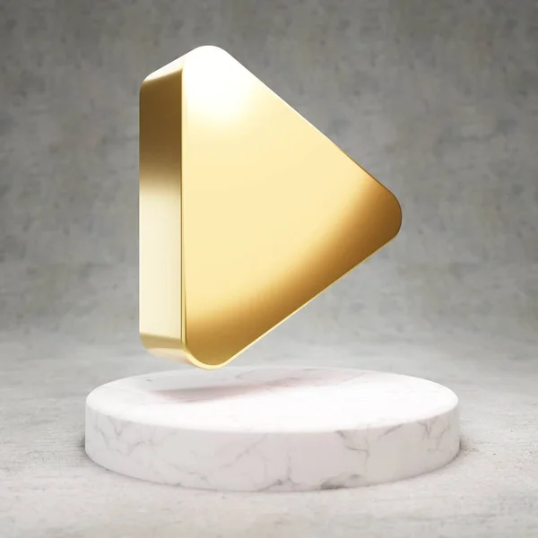 アイコンを再生する 白い大理石の表彰台にゴールド光沢のある再生シンボル ウェブサイト ソーシャルメディア プレゼンテーション デザインテンプレート要素のためのモダンなアイコン 3Dレンダリング — ストック写真
