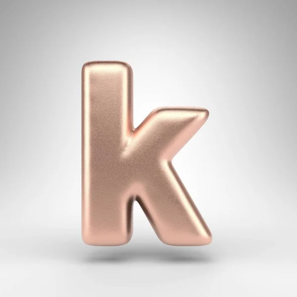 Malé písmeno K na bílém pozadí. Matné měděné 3D písmeno s lesklou kovovou texturou. — Stock fotografie