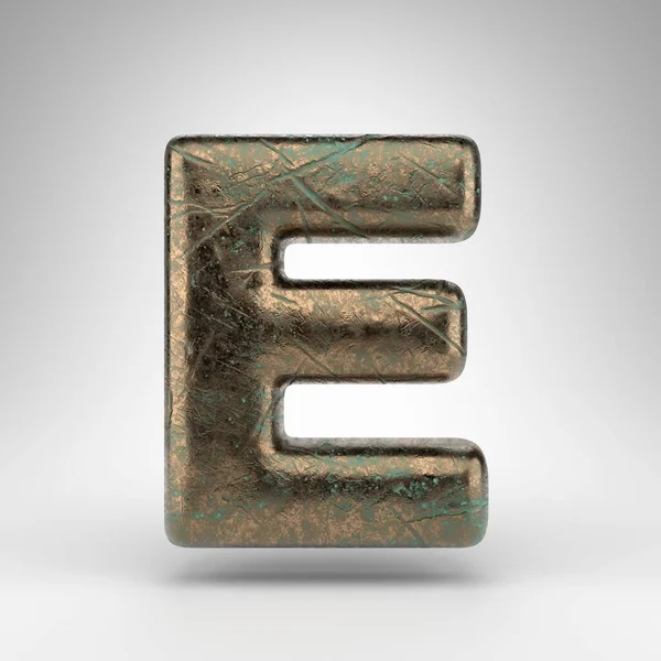 字母E白底大写字母 带有氧化划痕纹理的青铜3D渲染字体 — 图库照片