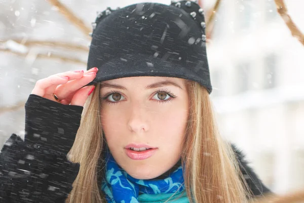 Jovem menina retrato de inverno . — Fotografia de Stock