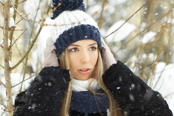 若い女の子の冬のポートレート. — ストック写真