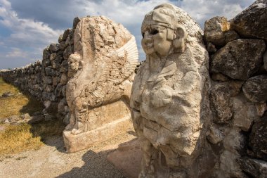 Şehir ve kale Hitit medeniyetinin kalıntıları. Şehrin giriş kapısı var. Kanatlı heykel kafası.