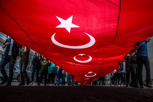 Los Jóvenes Llevan Bandera Turca Grande Larga Sus Manos Día —  Fotos de Stock