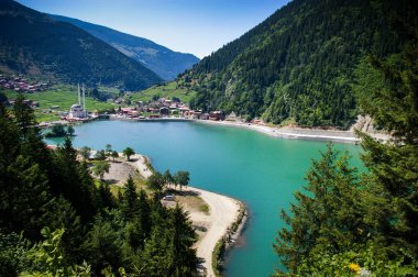 Bir tepeden Trabzon Uzungol görünümü. Gökyüzü açık..