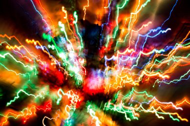 Çeşitli renk ve şekillere sahip uzun deklanşör hızı. Renkli yatay üçgenler. Arkaplan olarak çok renkli Parlak Şekiller. Soyut uzun pozlama bulanık ışık çizgileri. Geometrik şekiller. Havai fişek etkisi