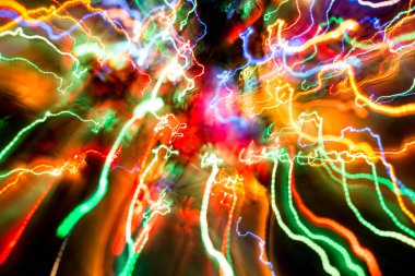 Çeşitli renk ve şekillere sahip uzun deklanşör hızı. Renkli yatay üçgenler. Arkaplan olarak çok renkli Parlak Şekiller. Soyut uzun pozlama bulanık ışık çizgileri. Geometrik şekiller. Havai fişek etkisi