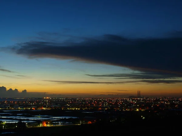 Wie Die Zunge Des Himmels Wolken Über Dem Kohlekraftwerk — Stockfoto