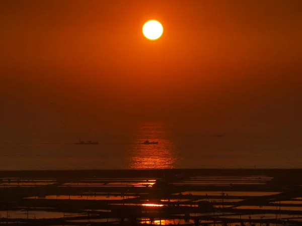 Лодки Море Рыболовные Пруды Отражающиеся Закатом — стоковое фото