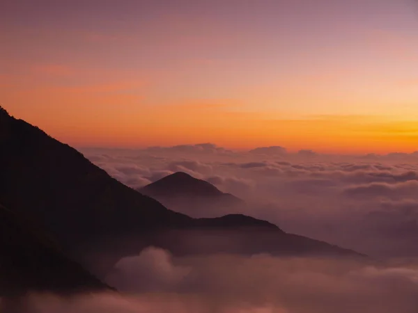 Bergen Met Wolkenzee Schemering — Stockfoto