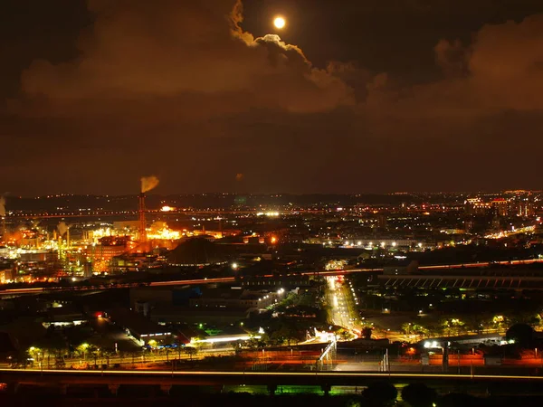 Visão Noturna Cidade Com Lua — Fotografia de Stock