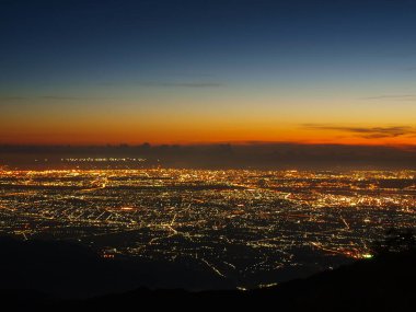 Şehrin üzerinde gün batımı