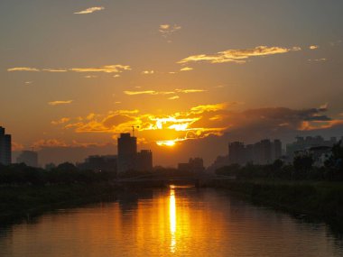 Kaohsiung 'da Nanzih İlçesi üzerinde gün doğumu