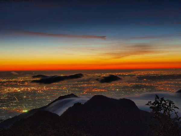 Uitzicht Zonsondergang Stad Genomen Vanaf Hoge Hoogte Berg — Stockfoto