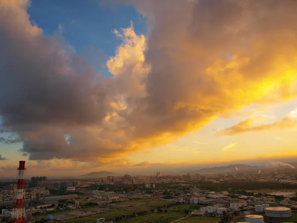 Industriegebiet Unter Goldenen Wolken — Stockfoto