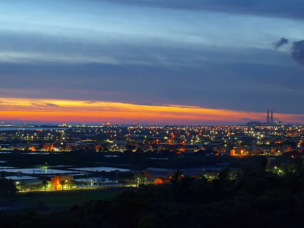 Pôr Sol Sobre Cidade Usina Queima Carvão — Fotografia de Stock