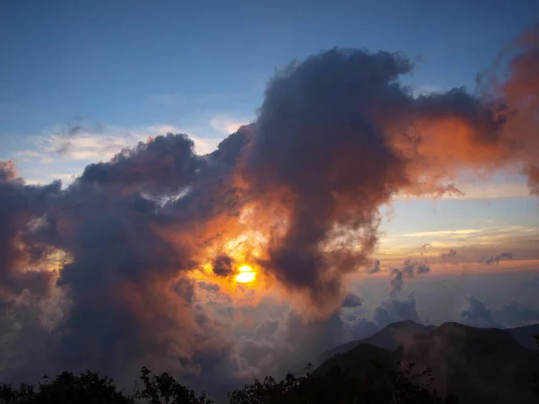 Zonsondergang Bergen Met Vuur Wolken — Stockfoto