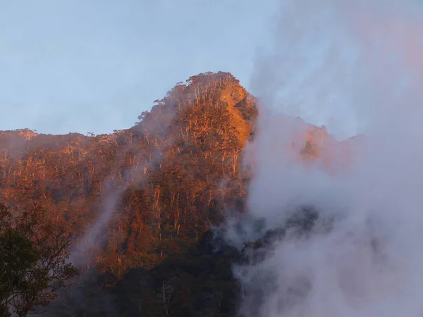 Гірський Пік Хмарами Піднімаються Лускатий Дим Сутінках Стокове Фото