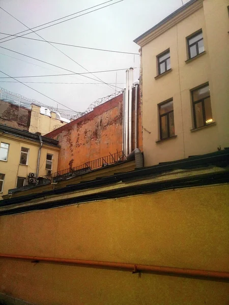 Pencereleri Boruları Olan Çatı Katı Duvarları — Stok fotoğraf