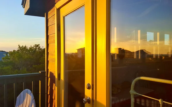 Reflet Paysage Dans Les Fenêtres Sur Porte Jaune Plage — Photo