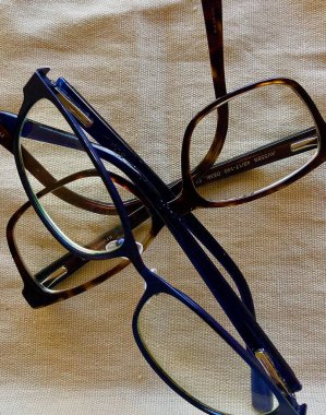 İki çift okuma gözlüğü masası ve ofis çalışma alanı da dahil olmak üzere natürmort.