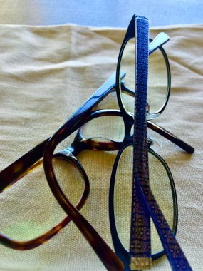 Cam kavanoz okuma gözlüğü masası ve ofis çalışma alanını içeren kumaş arkaplan