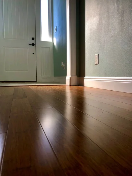 ホームホワイト成形の床レベルの閉鎖と自宅ホワイエで淡い緑の壁の色 ロイヤリティフリーのストック画像