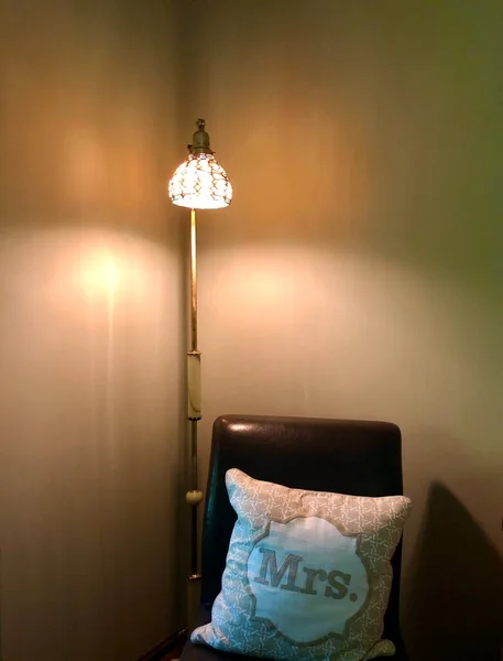 Canto Acolhedor Interior Casa Com Travesseiro Cadeira Lâmpada Assoalho — Fotografia de Stock