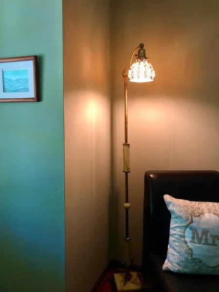 Canto Acolhedor Interior Casa Com Lâmpada Assoalho Estilo Tiffany — Fotografia de Stock