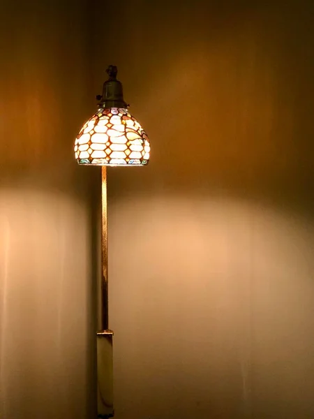 Tiffany Tarzı Zemin Lambasıyla Evin Kısmının Rahat Köşesi Telifsiz Stok Fotoğraflar