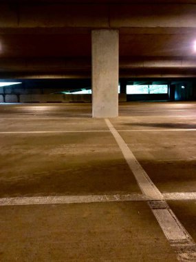 Loş ışıklı boş otoparkın düşük açılı görüntüsü 