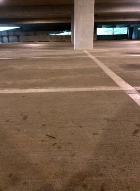 Loş ışıklı boş otoparkın düşük açılı görüntüsü 