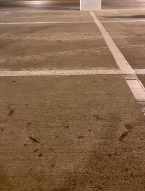 Loş ışıklı boş otoparkın düşük açılı görüntüsü 