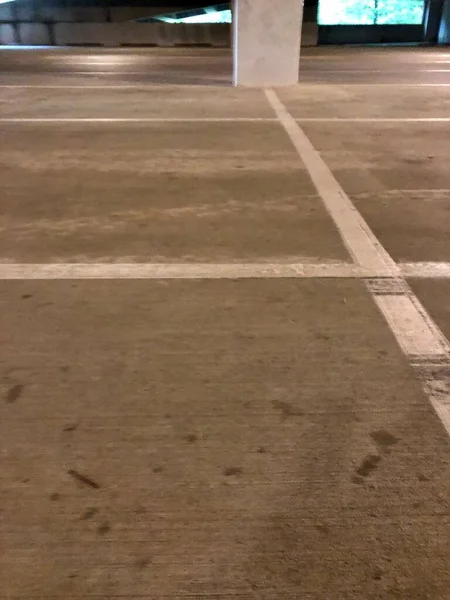 Low Angle View Dimly Lit Vacant Parking Garage — Stock Photo, Image