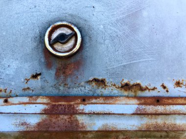 Eski, paslı, mavi iş kamyonunun yakınına.