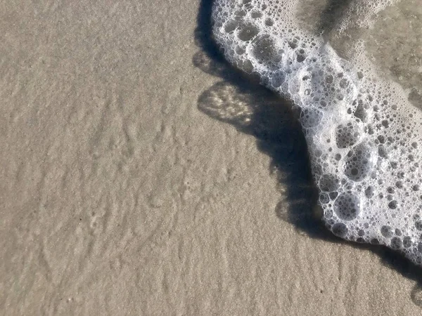 Fechar Ondas Oceânicas Suaves Que Refluem Fluem Areia — Fotografia de Stock