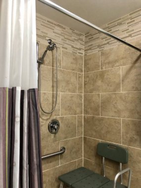 Uyumlu özellikli otel odası duşu engelliler ve yaşlılar için bar sandalyeleri