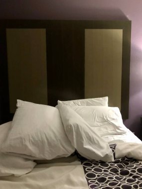 Otel yatağında yastık yığını