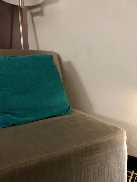 Otel Odasının Köşesinde Sandalye Yastığı Lamba Var — Stok fotoğraf