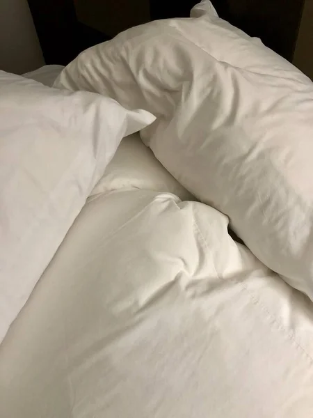 Haufen Kissen Auf Hotelbett — Stockfoto