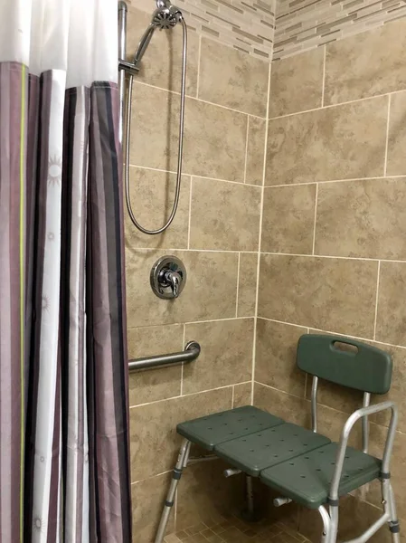 客室シャワー バリアフリー対応 高齢者用バーチェア ロイヤリティフリーのストック画像