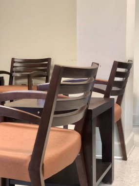 Profesyonel ofis bekleme odasında boş tahta sandalyeler ve çıplak duvarlar.