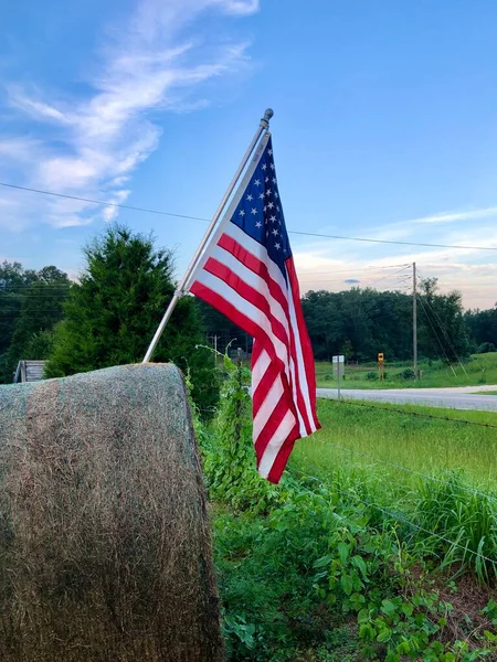Amerikanische Flagge Auf Heuballen Ländlicher Umgebung Montiert — Stockfoto