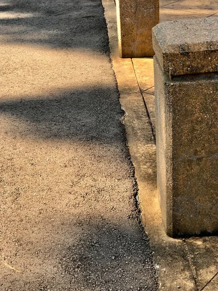 Primo Piano Colonne Barriera Cemento Marciapiede Nel Parcheggio Della Città — Foto Stock