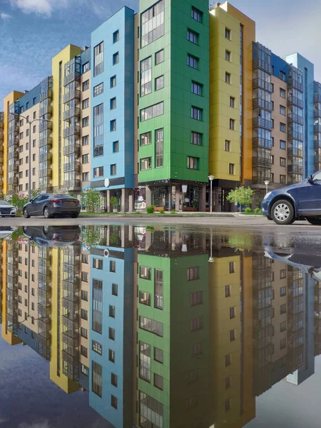Barrio moderno Costa Sur en la ciudad de Krasnoyarsk Rusia. — Foto de Stock