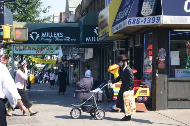 08.04.2007 New York, ABD. Yahudi bir adam bir çocukla bebek arabasını yuvarlıyor. 